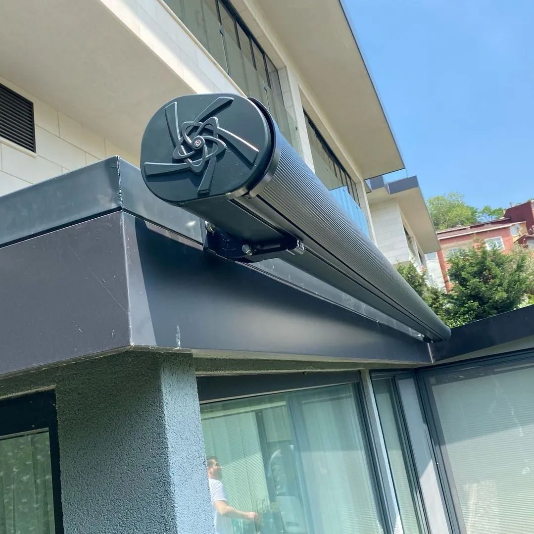 Coffre et moteur d'un store banne fixé sous un balcon