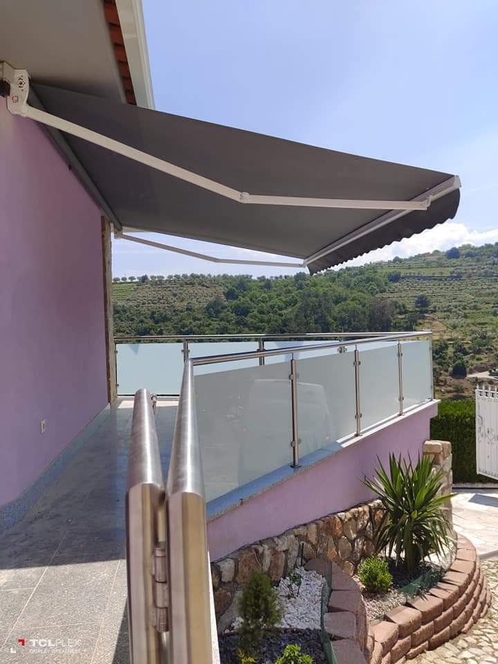 Store banne au-dessus d'un balcon avec vue
