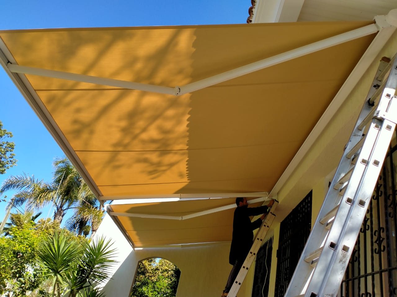 Pose d'un store banne à toile jaune