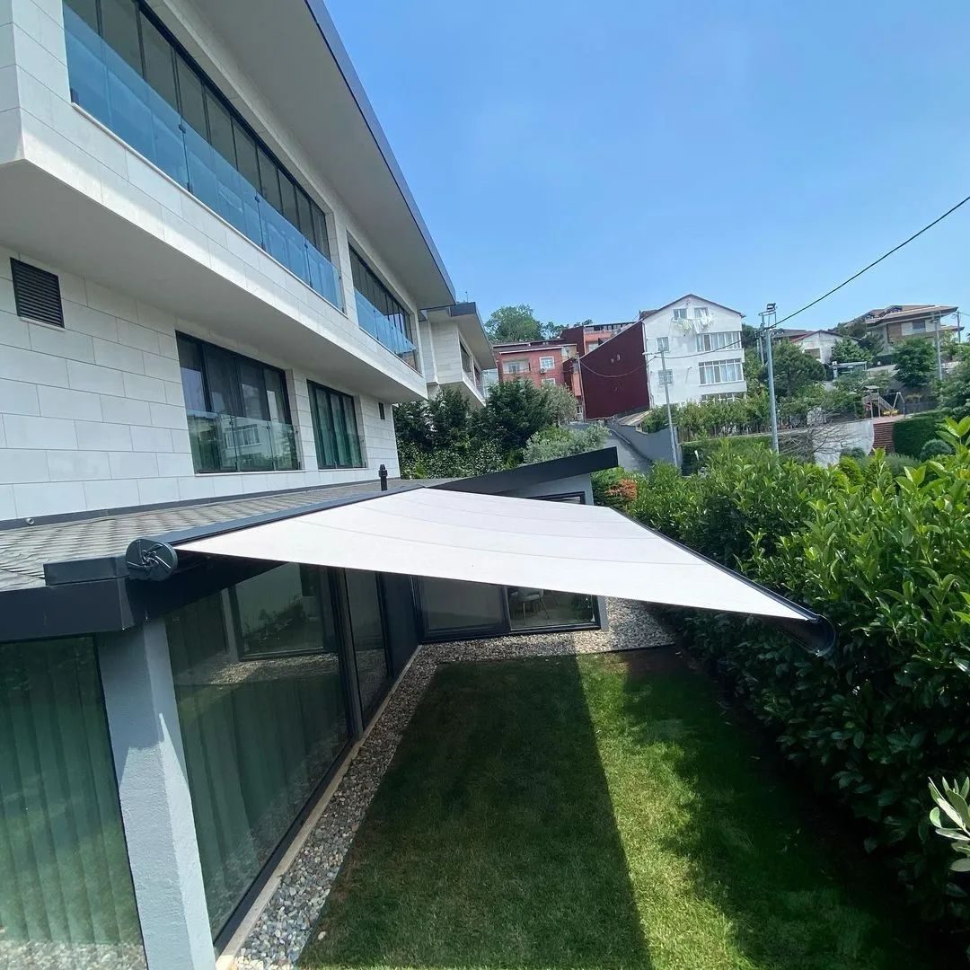 Store banne blanc posé sur une villa