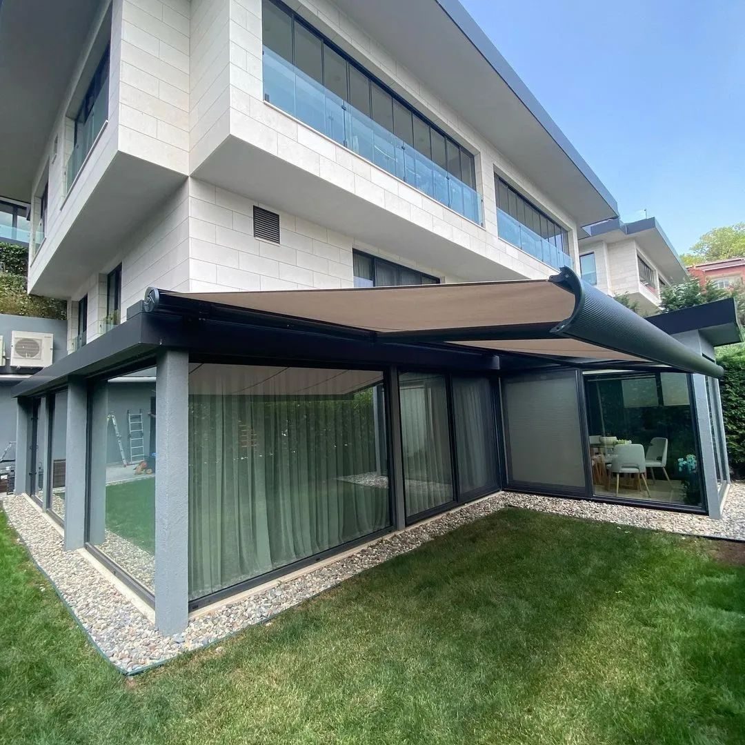 Store banne gris posé sur une villa avec jardin